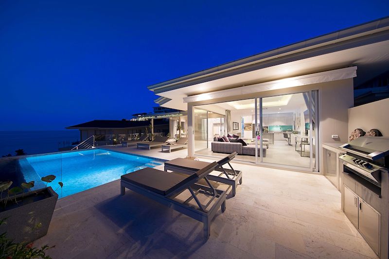 Stunning 5-Bedroom Villa by the Beach