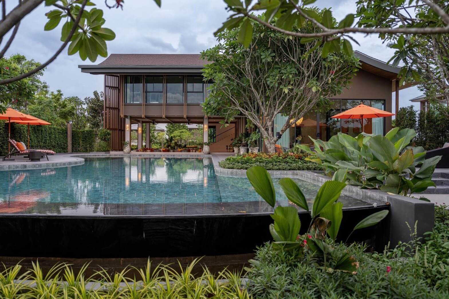 Tropical 4-bedroom Luxury Detached House in Burasiri Krungthep Kreetha